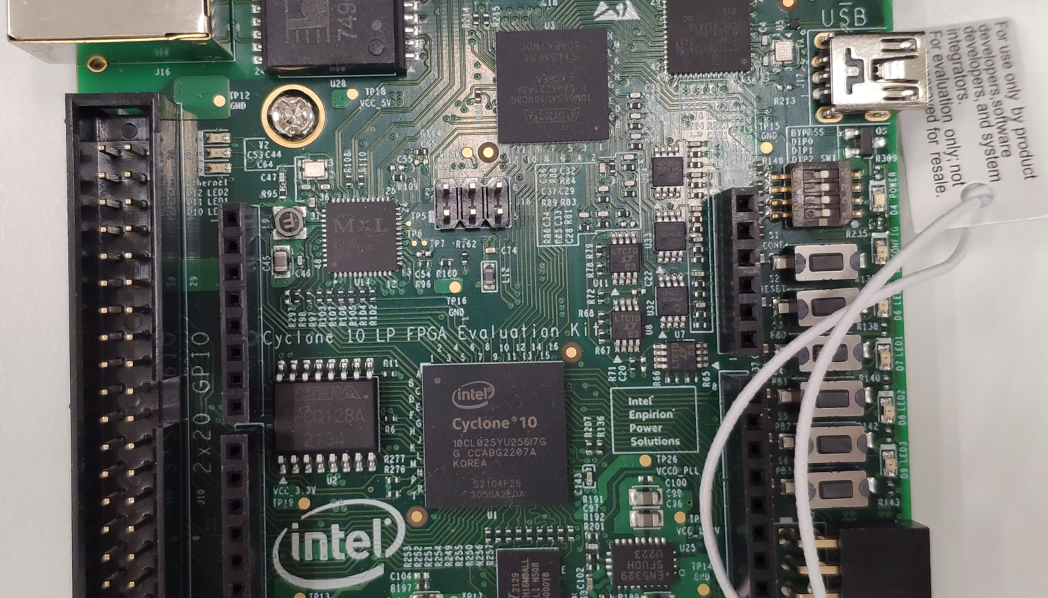 Read more about the article Cyclone 10 LP FPGA 評価キット